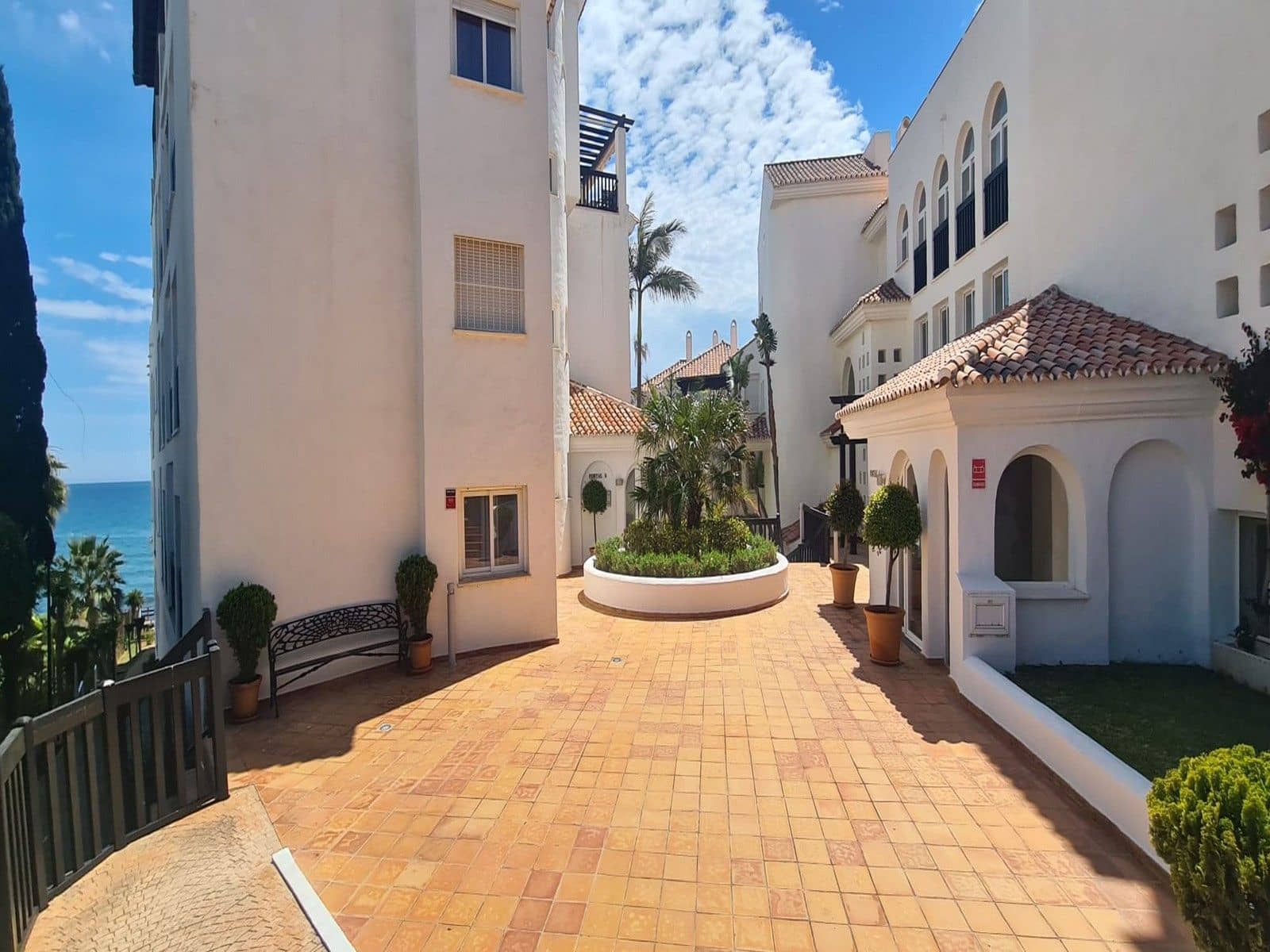 2 slaapkamer Strandappartement te koop in Calahonda met zwembad garage - € 425.000 (Ref: 8329503)