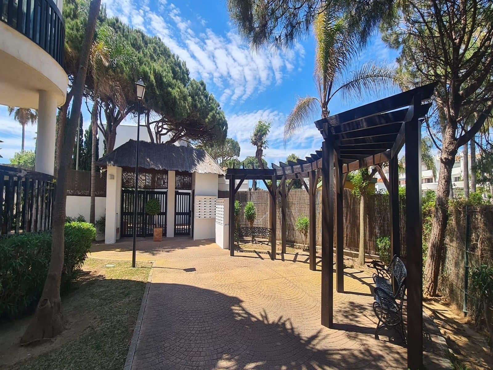 2 slaapkamer Strandappartement te koop in Calahonda met zwembad garage - € 425.000 (Ref: 8329503)