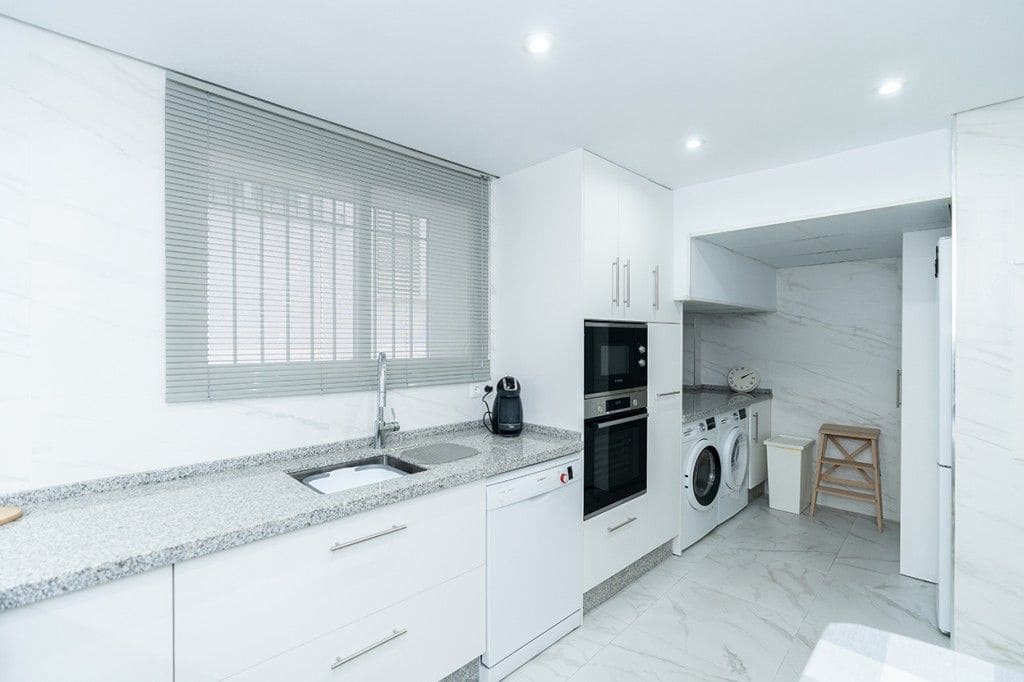 3 soverom Strandleiligheter til salgs i Elviria med svømmebasseng garasje - € 895 000 (Ref: 8395934)