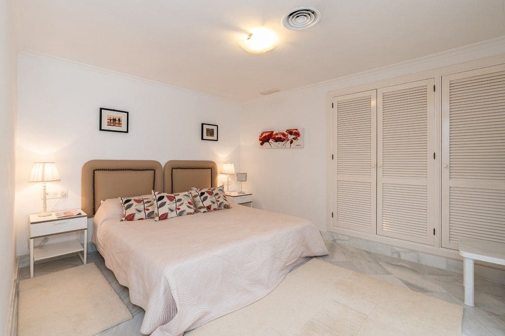 3 soverom Strandleiligheter til salgs i Elviria med svømmebasseng garasje - € 895 000 (Ref: 8395934)