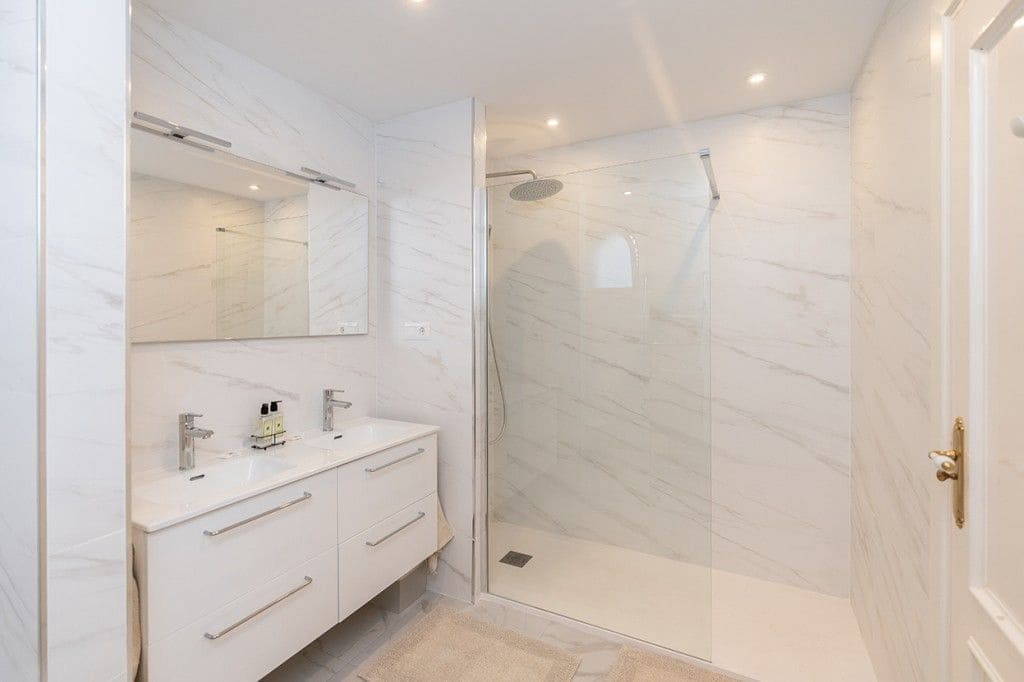 3 soverom Strandleiligheter til salgs i Elviria med svømmebasseng garasje - € 895 000 (Ref: 8395934)