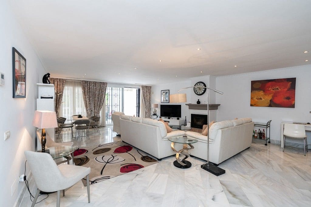 3 soverom Strandleiligheter til salgs i Elviria med svømmebasseng garasje - € 895 000 (Ref: 8395934)