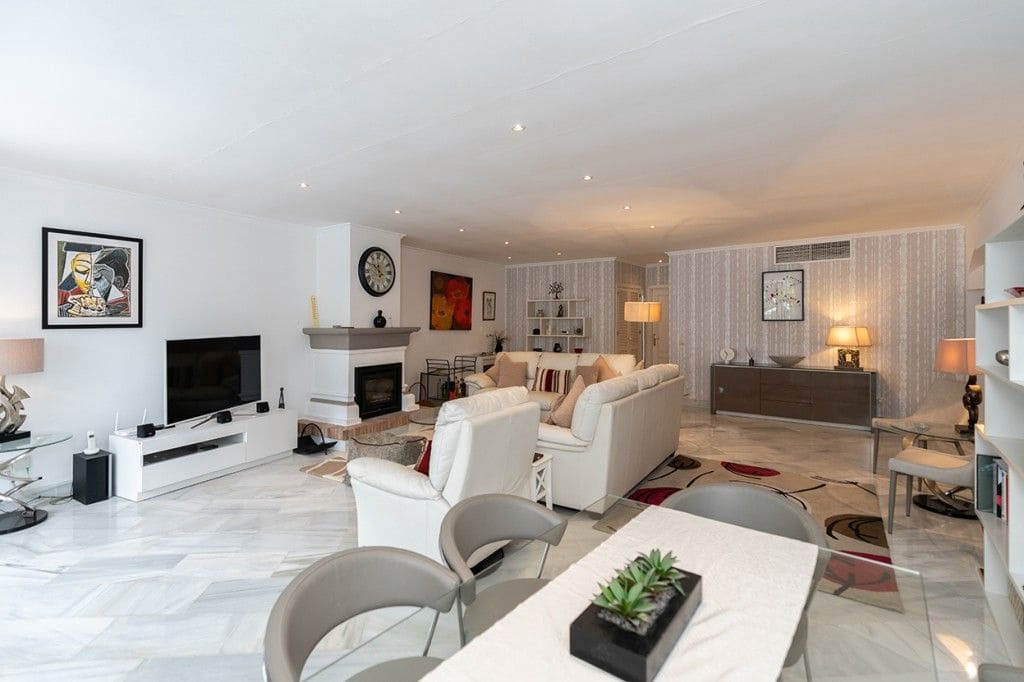 3 soverom Strandleiligheter til salgs i Elviria med svømmebasseng garasje - € 895 000 (Ref: 8395934)