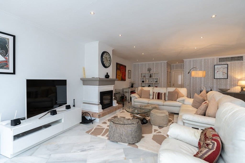 3 soverom Strandleiligheter til salgs i Elviria med svømmebasseng garasje - € 895 000 (Ref: 8395934)