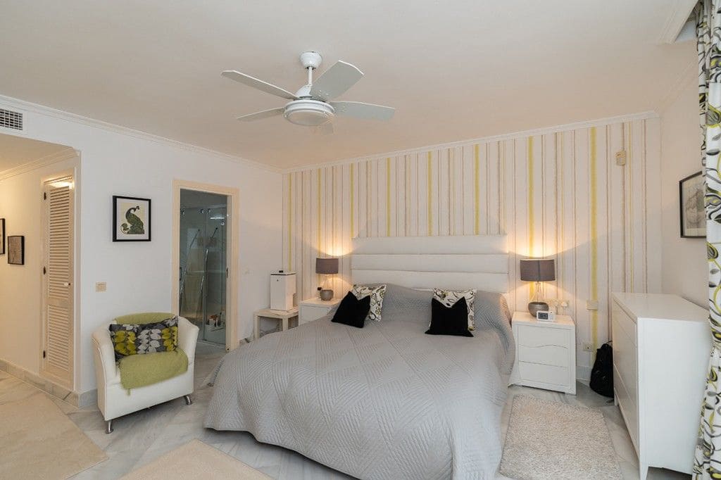 3 soverom Strandleiligheter til salgs i Elviria med svømmebasseng garasje - € 895 000 (Ref: 8395934)