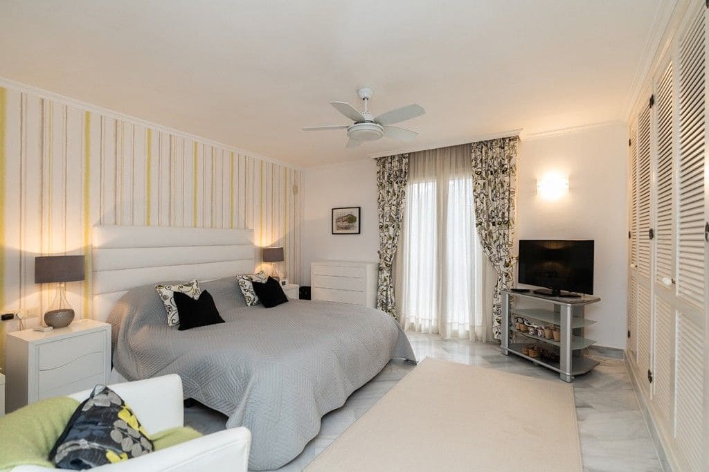 3 soverom Strandleiligheter til salgs i Elviria med svømmebasseng garasje - € 895 000 (Ref: 8395934)