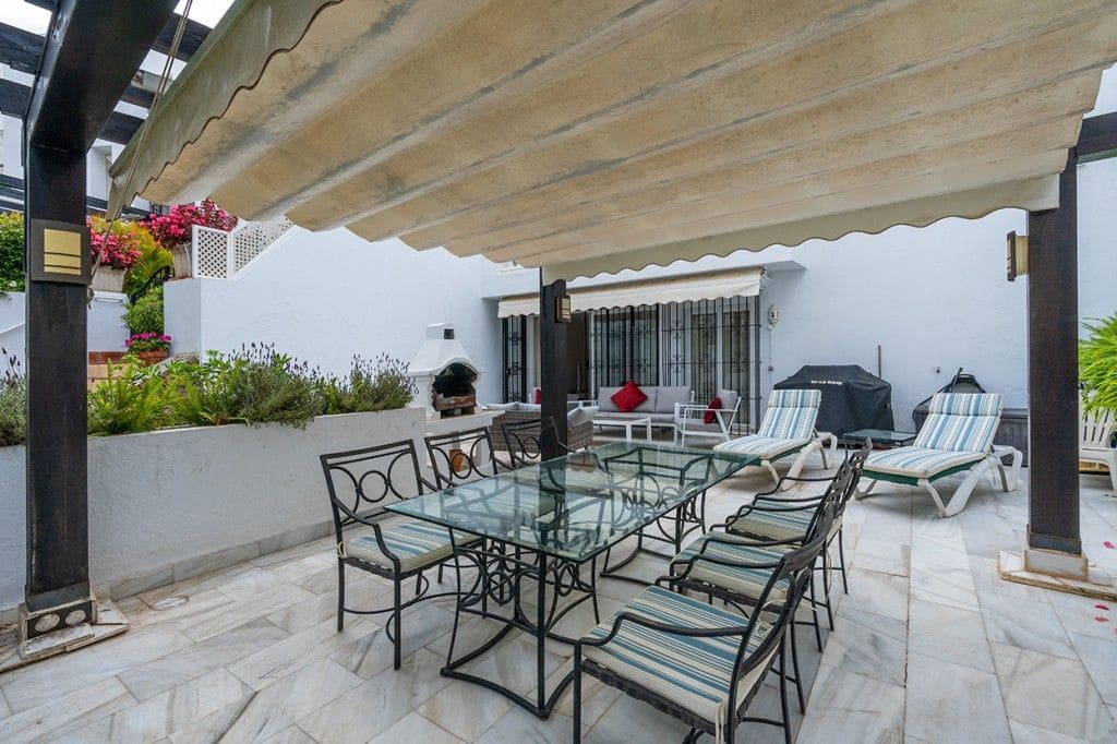 3 soverom Strandleiligheter til salgs i Elviria med svømmebasseng garasje - € 895 000 (Ref: 8395934)