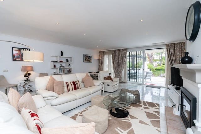 3 sovrum Strandlägenhet till salu i Elviria, Marbella med pool garage - 895 000 € (Ref: 8395934)