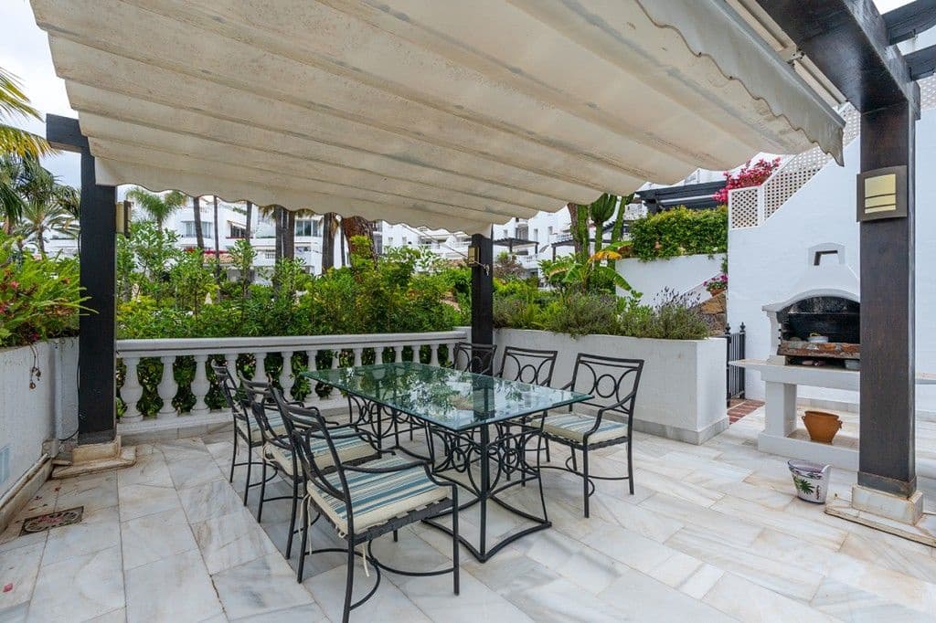 3 soverom Strandleiligheter til salgs i Elviria med svømmebasseng garasje - € 895 000 (Ref: 8395934)