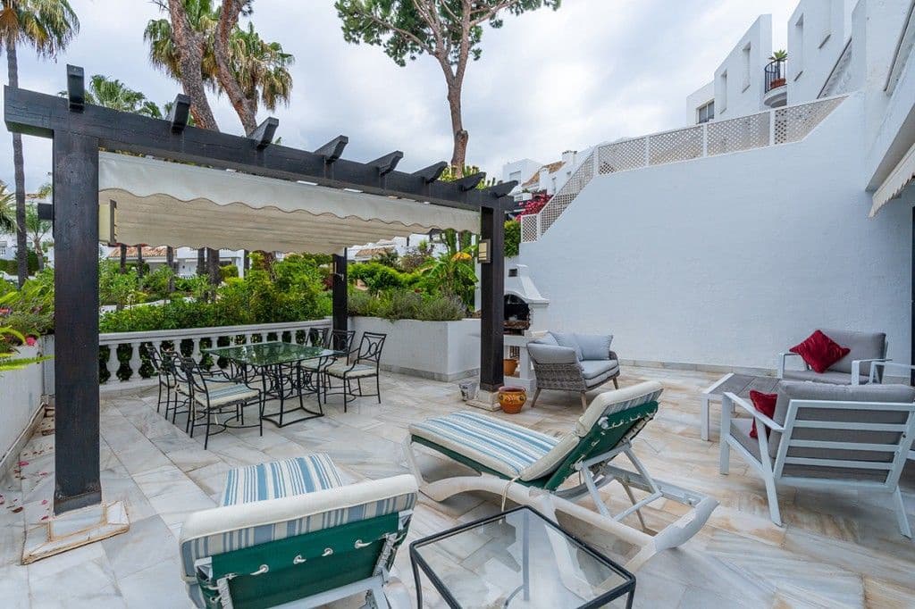 3 soverom Strandleiligheter til salgs i Elviria med svømmebasseng garasje - € 895 000 (Ref: 8395934)