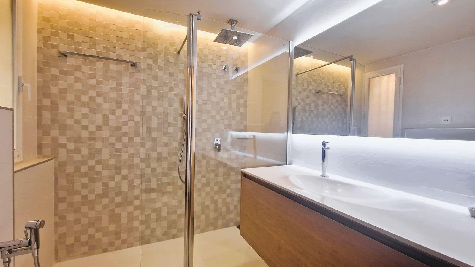 4 soveværelse Strandlejlighed til salg i Elviria med swimmingpool garage - € 795.000 (Ref: 8396000)