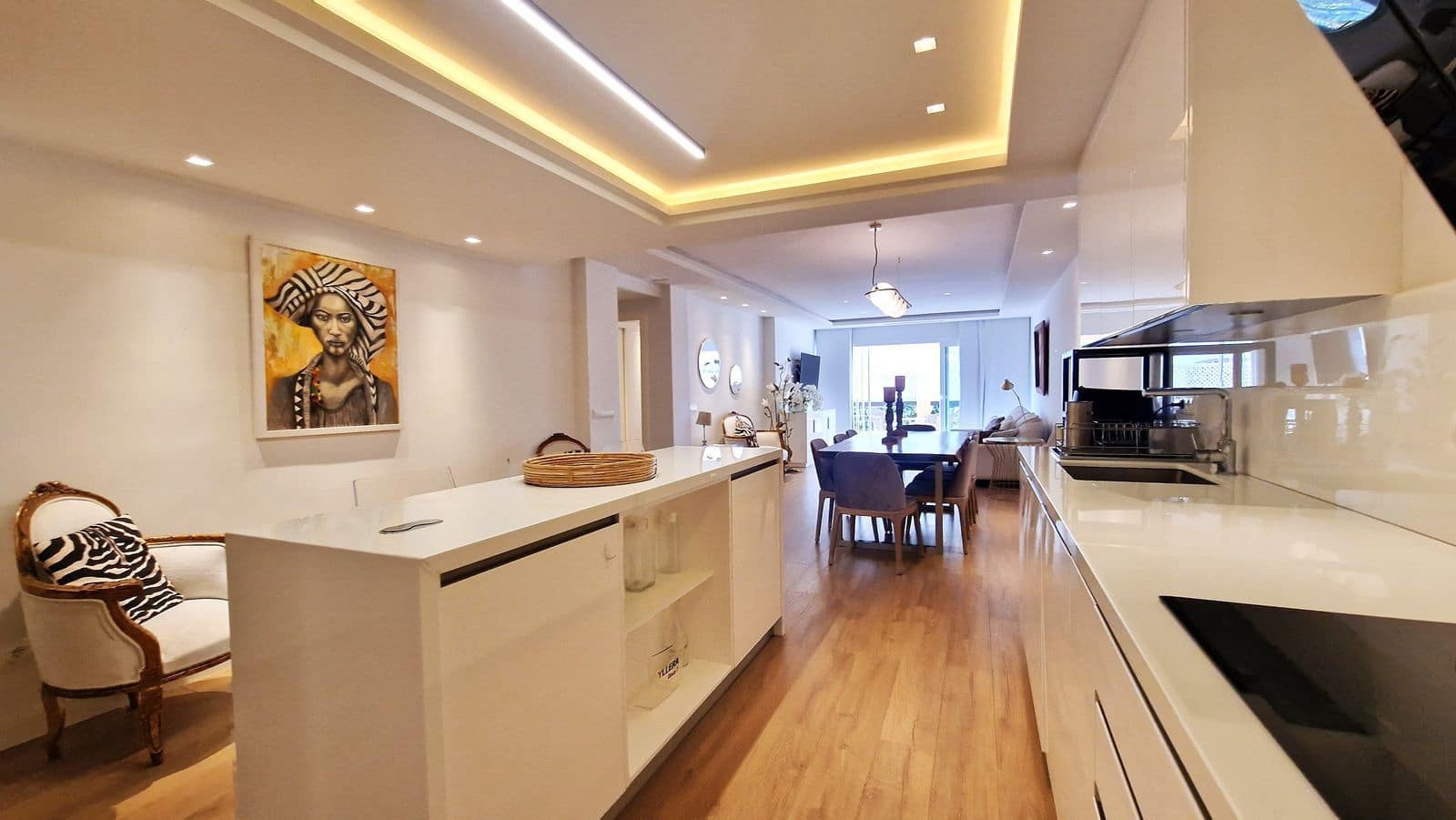 4 soveværelse Strandlejlighed til salg i Elviria med swimmingpool garage - € 795.000 (Ref: 8396000)