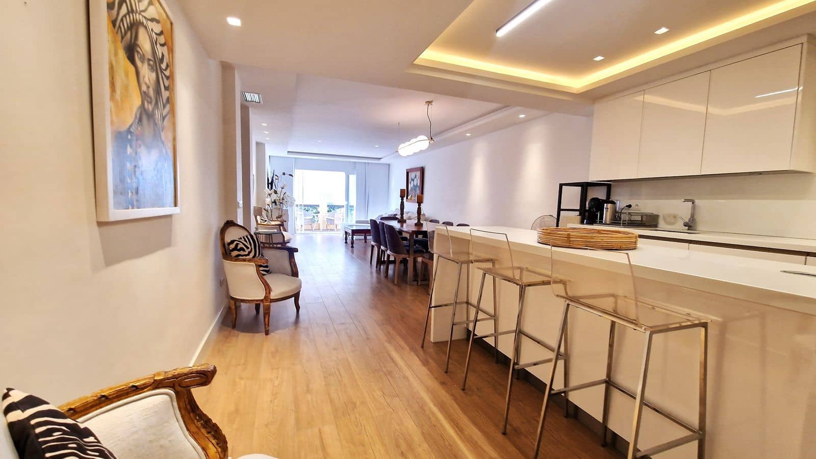 4 soveværelse Strandlejlighed til salg i Elviria med swimmingpool garage - € 795.000 (Ref: 8396000)