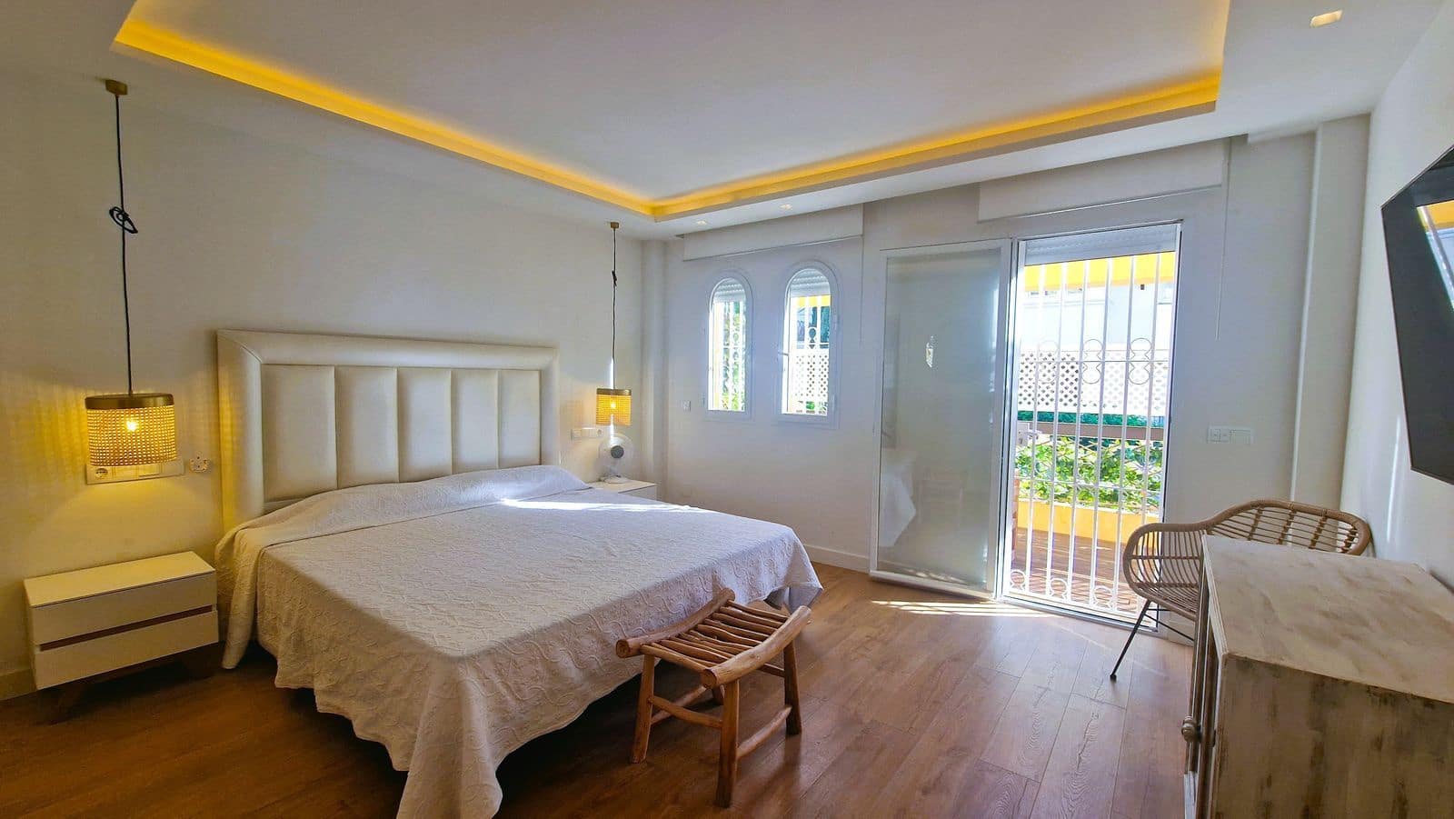 4 soveværelse Strandlejlighed til salg i Elviria med swimmingpool garage - € 795.000 (Ref: 8396000)