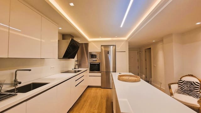 4 soverom Strandleiligheter til salgs i Elviria, Marbella med svømmebasseng garasje - € 795 000 (Ref: 8396000)