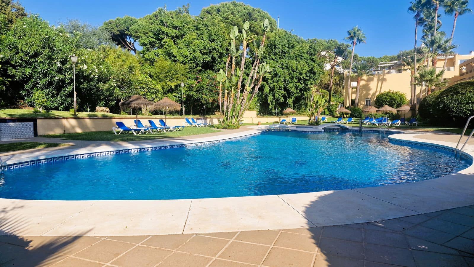 4 soveværelse Strandlejlighed til salg i Elviria med swimmingpool garage - € 795.000 (Ref: 8396000)