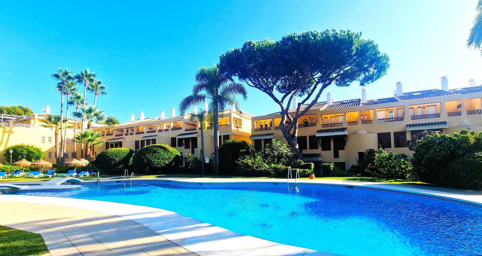 4 soveværelse Strandlejlighed til salg i Elviria med swimmingpool garage - € 795.000 (Ref: 8396000)