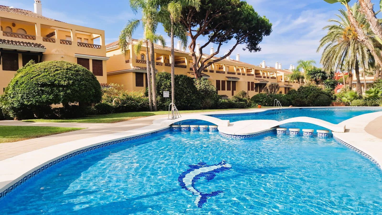 4 soveværelse Strandlejlighed til salg i Elviria med swimmingpool garage - € 795.000 (Ref: 8396000)