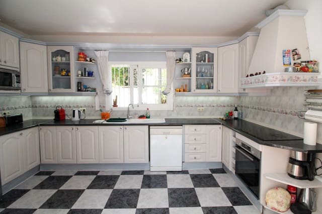 3 soveværelse Villa til salg i Calahonda, Mijas med swimmingpool garage - € 899.000 (Ref: 8397795)