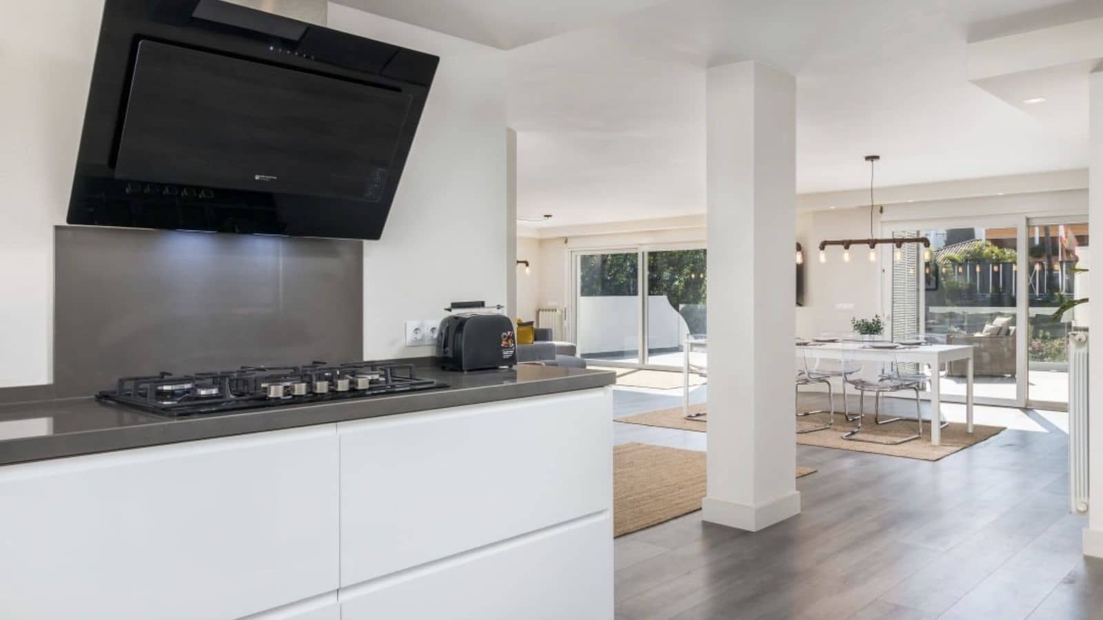 5 soveværelse Villa til salg i Nueva Andalucia med swimmingpool garage - € 1.399.000 (Ref: 8420392)