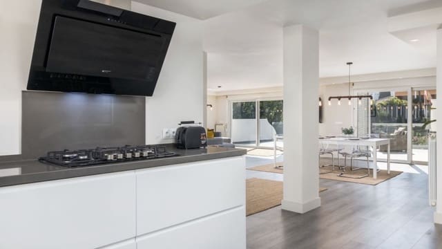 5 soveværelse Villa til salg i Nueva Andalucia, Marbella med swimmingpool garage - € 1.399.000 (Ref: 8420392)