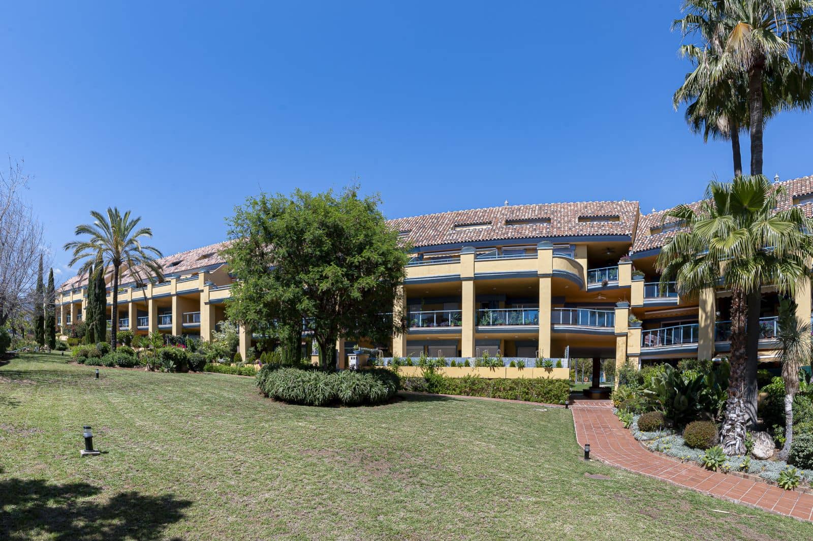 3 soveværelse Lejlighed til salg i Bahia de Marbella med swimmingpool garage - € 699.000 (Ref: 8422422)