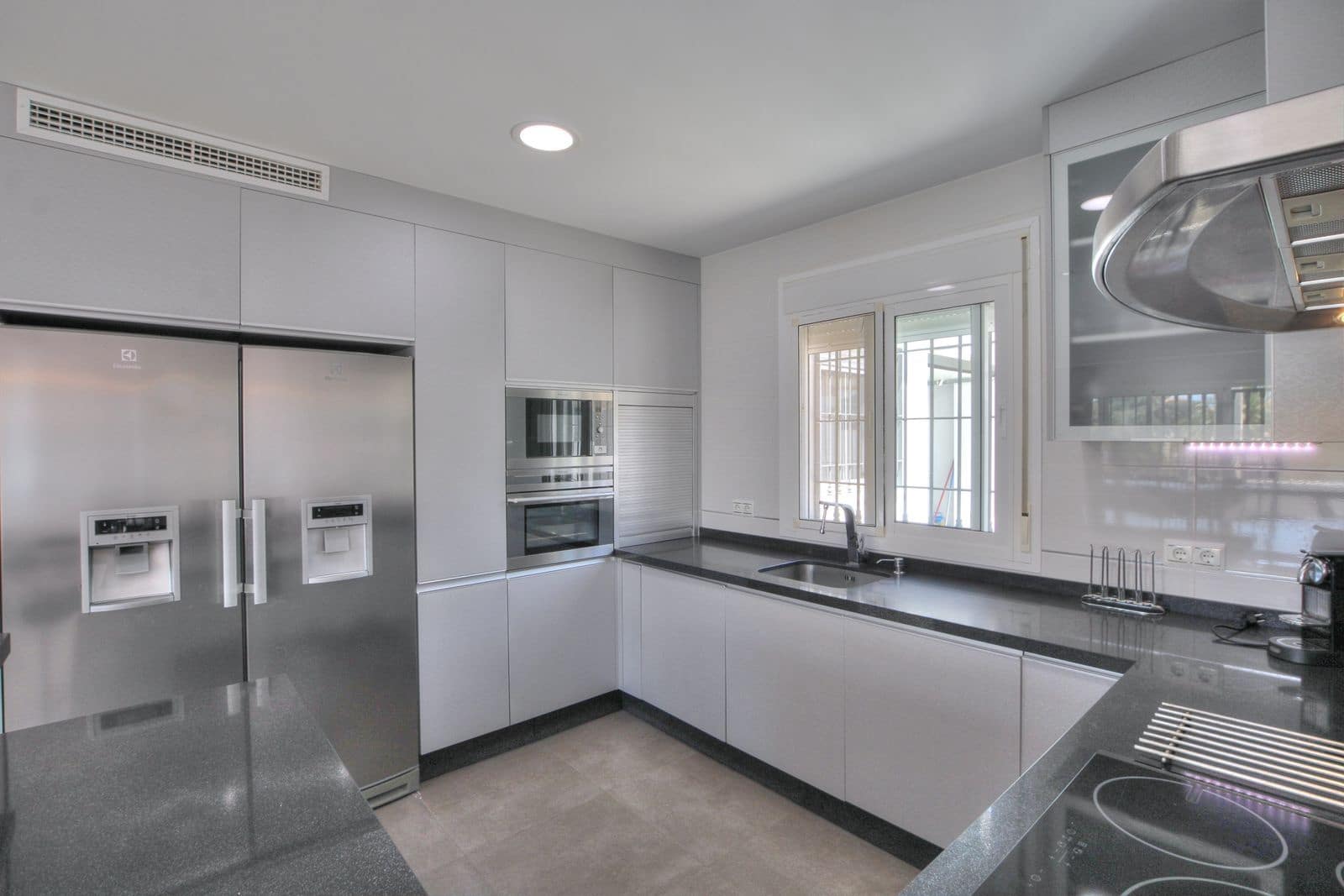 4 soveværelse Villa til salg i Mijas Costa med swimmingpool garage - € 599.950 (Ref: 8451530)