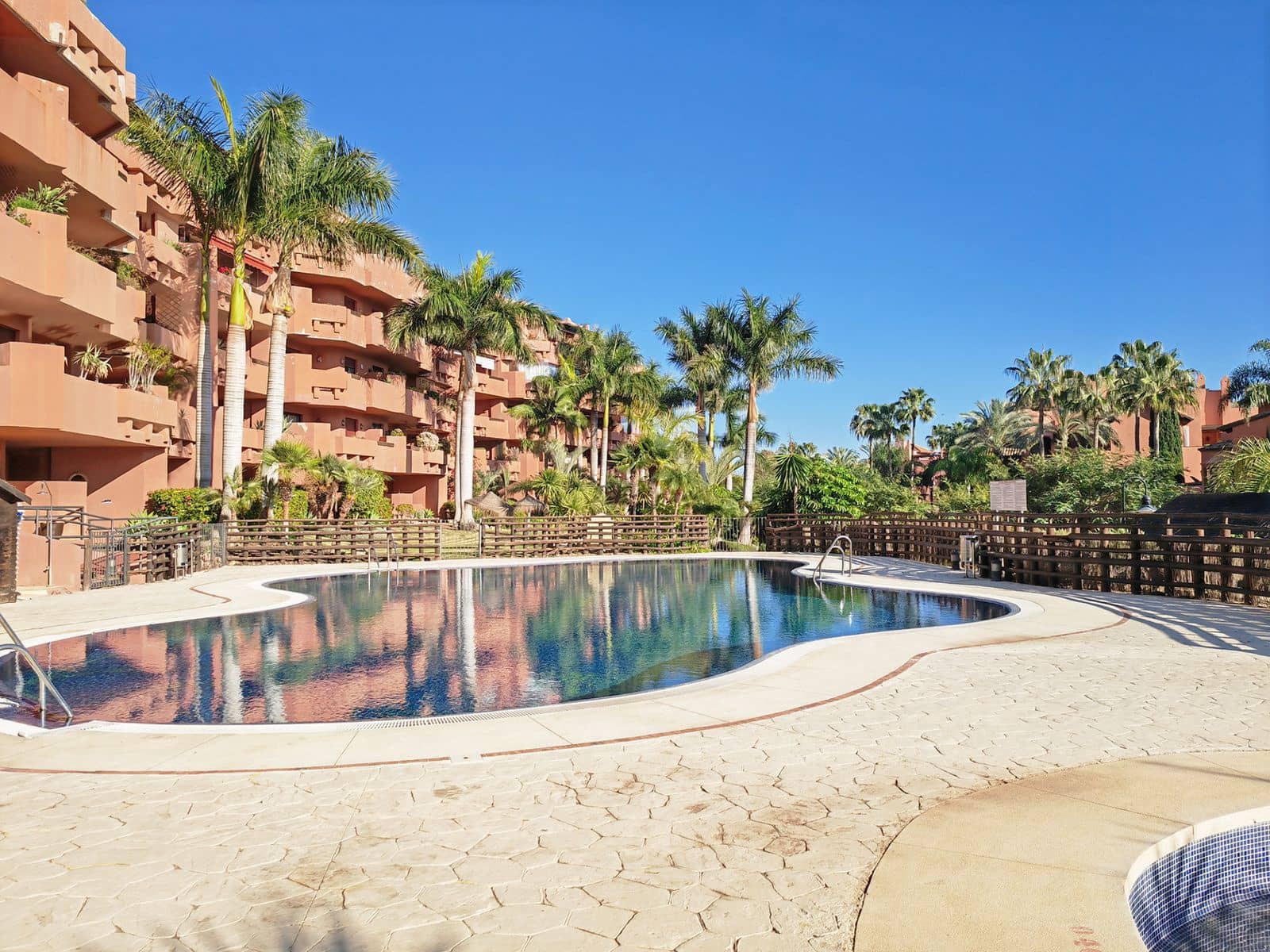 2 slaapkamer Appartement te koop in Estepona met zwembad garage - € 465.000 (Ref: 8469414)