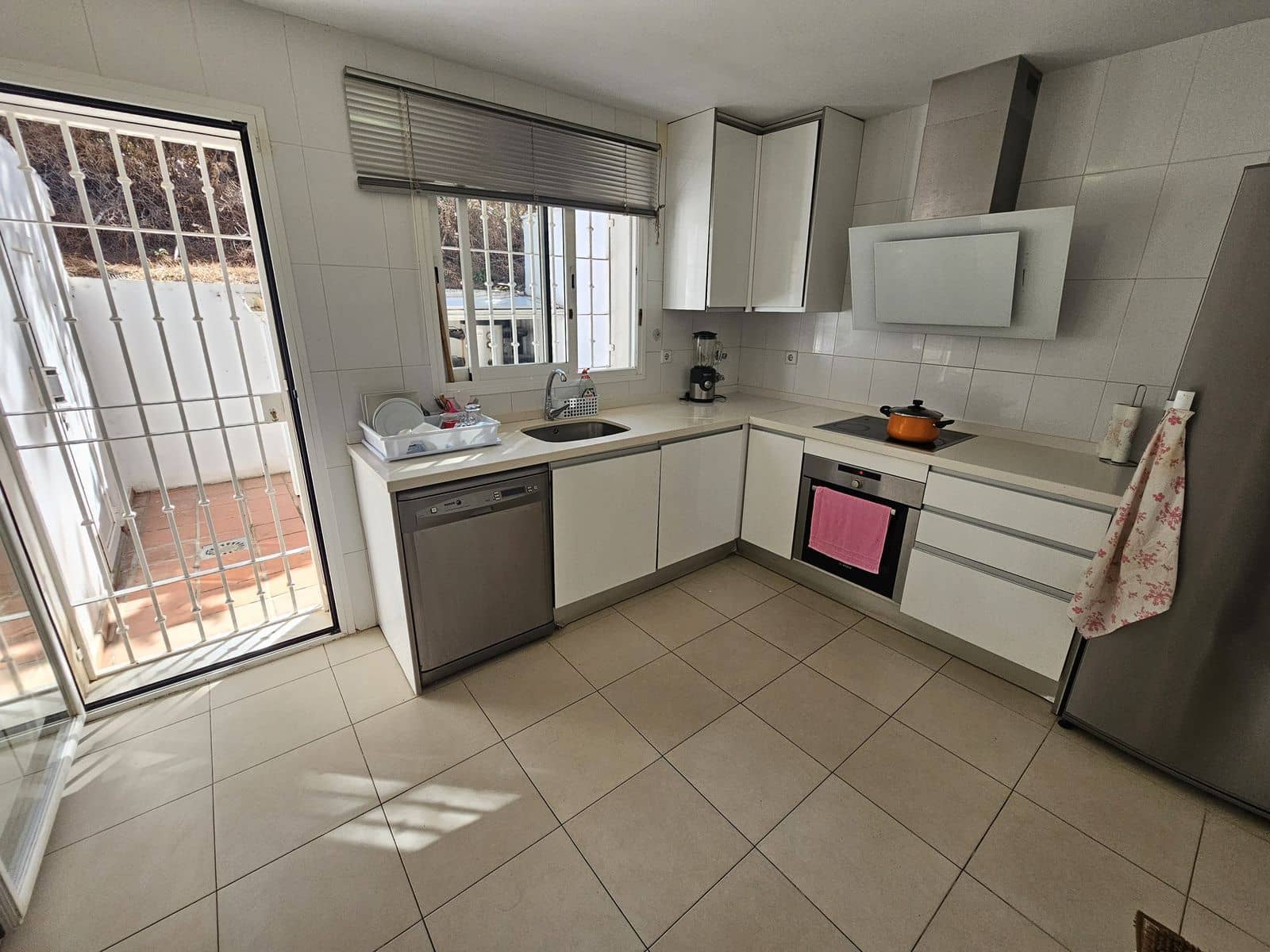 4 soveværelse Semi-Rækkehus til salg i Marbella med swimmingpool garage - € 596.000 (Ref: 8499466)