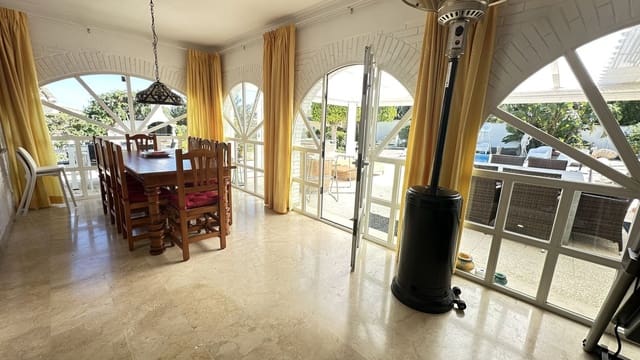 4 Zimmer Villa zu verkaufen in Torreblanca del Sur, Mijas mit Pool - 825.000 € (Ref: 8518626)