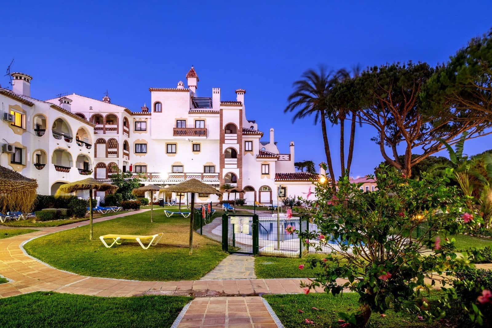 2 soveværelse Lejlighed til salg i Calahonda med swimmingpool garage - € 313.900 (Ref: 8524796)