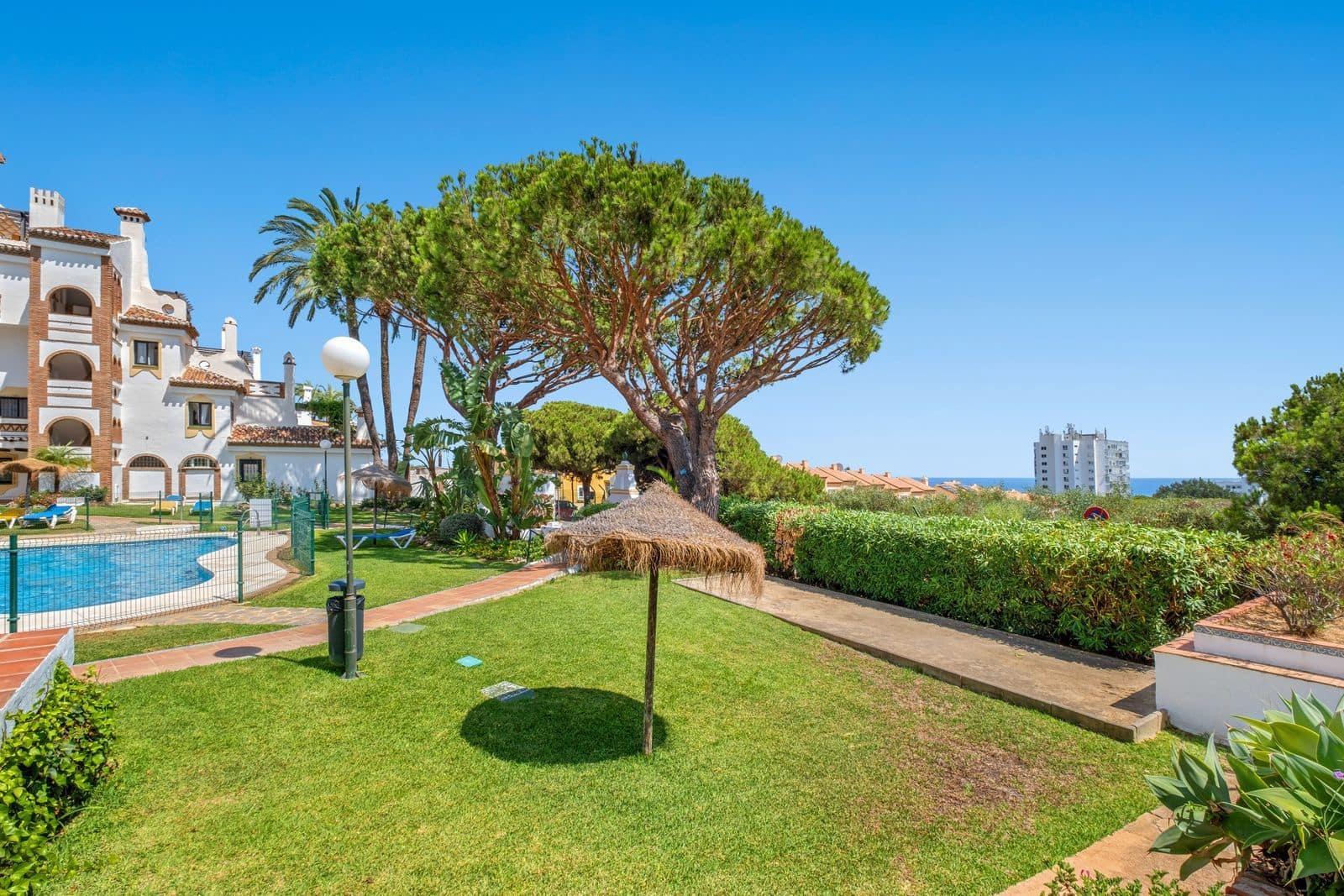 2 soveværelse Lejlighed til salg i Calahonda med swimmingpool garage - € 313.900 (Ref: 8524796)