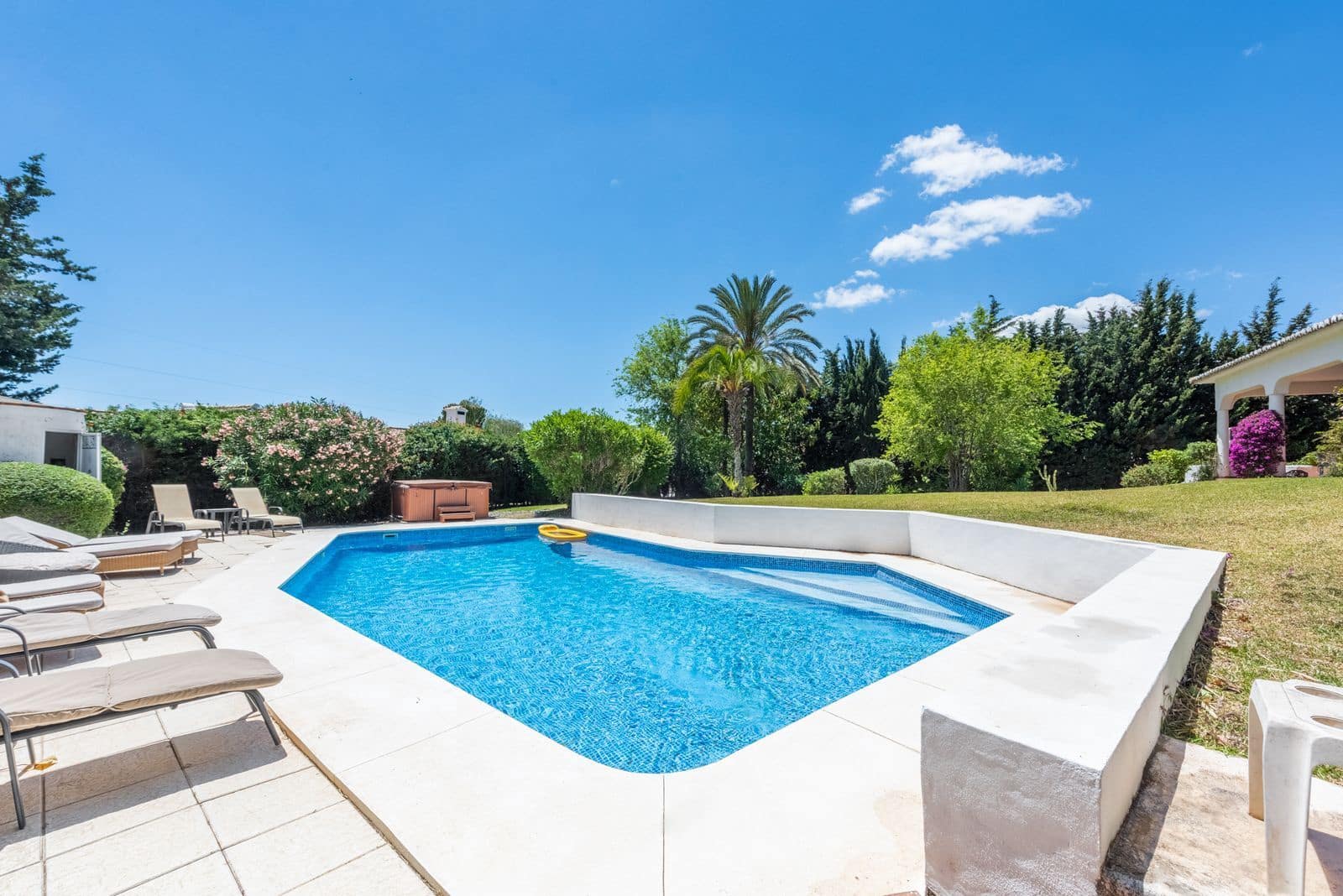 6 soveværelse Villa til salg i New Golden Mile med swimmingpool garage - € 1.300.000 (Ref: 8531162)