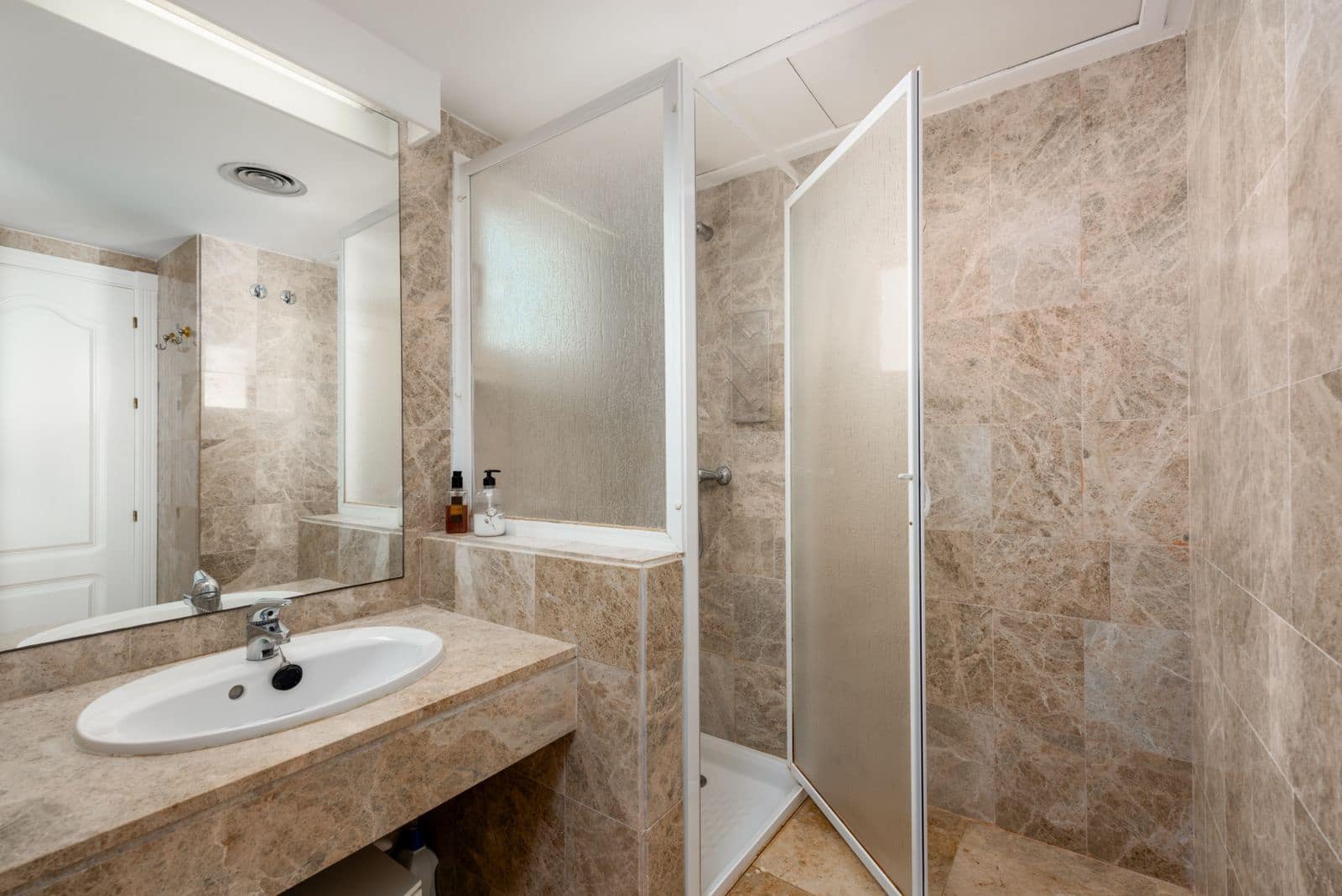 2 bedroom Penthouse for sale in Nueva Andalucia with pool garage - € 449,950 (Ref: 8543338)