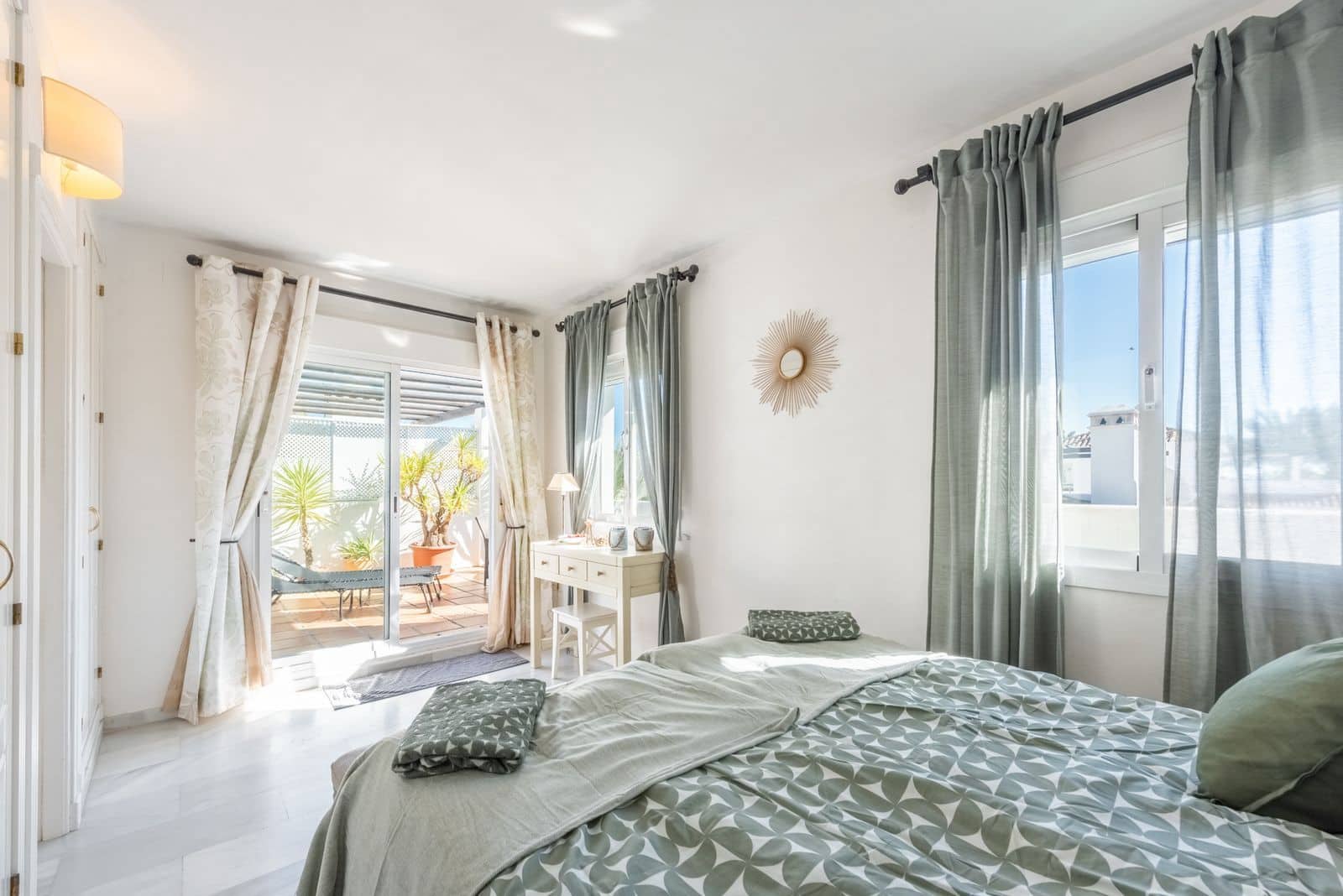 2 bedroom Penthouse for sale in Nueva Andalucia with pool garage - € 439,000 (Ref: 8545555)