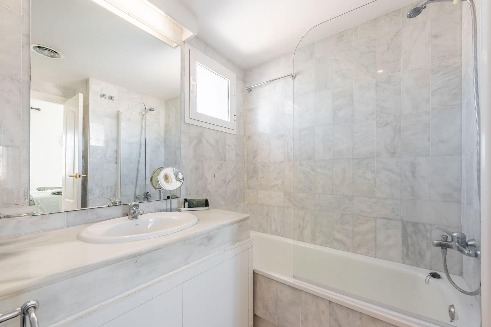 2 bedroom Penthouse for sale in Nueva Andalucia with pool garage - € 439,000 (Ref: 8545555)