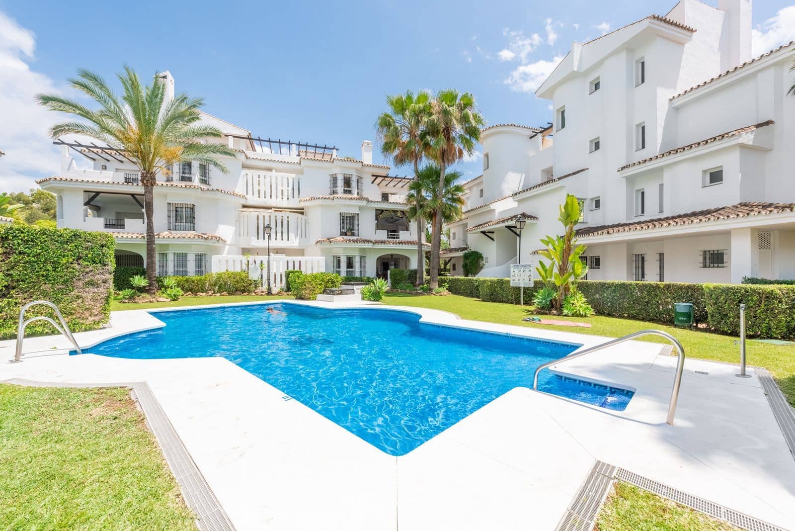2 bedroom Penthouse for sale in Nueva Andalucia with pool garage - € 439,000 (Ref: 8545555)