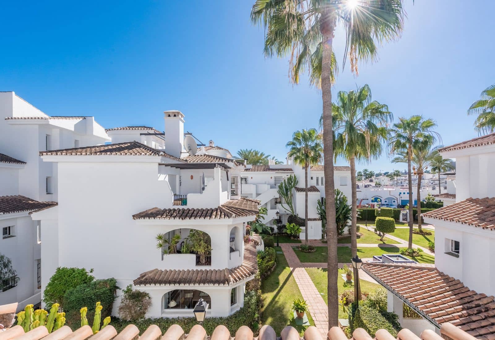 2 bedroom Penthouse for sale in Nueva Andalucia with pool garage - € 439,000 (Ref: 8545555)