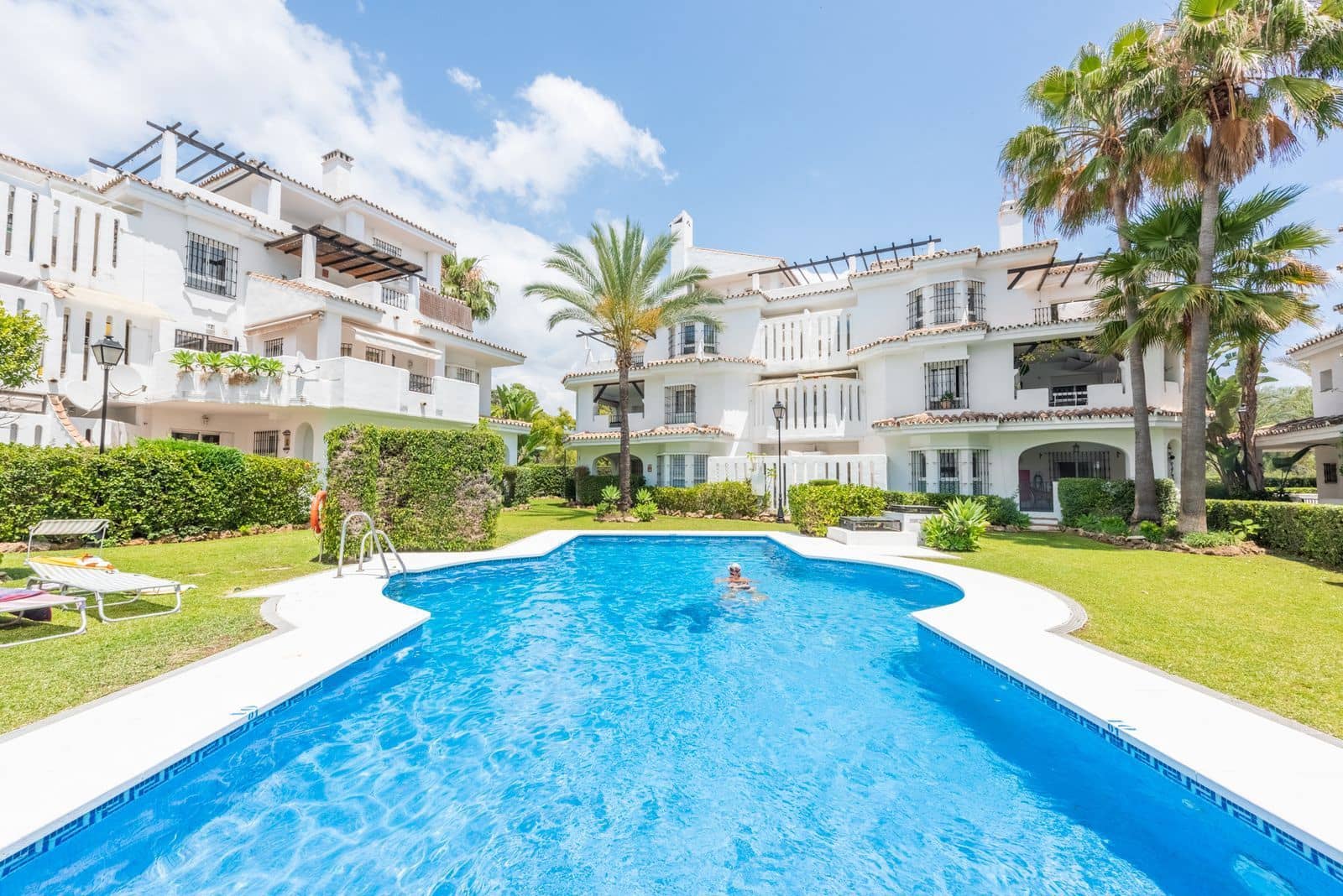 2 bedroom Penthouse for sale in Nueva Andalucia with pool garage - € 439,000 (Ref: 8545555)
