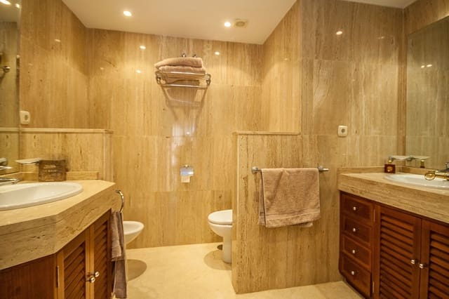 2 soveværelse Lejlighed til salg i Elviria, Marbella med swimmingpool garage - € 400.000 (Ref: 8548377)