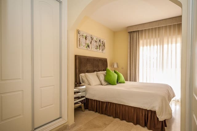 2 soveværelse Lejlighed til salg i Elviria, Marbella med swimmingpool garage - € 400.000 (Ref: 8548377)