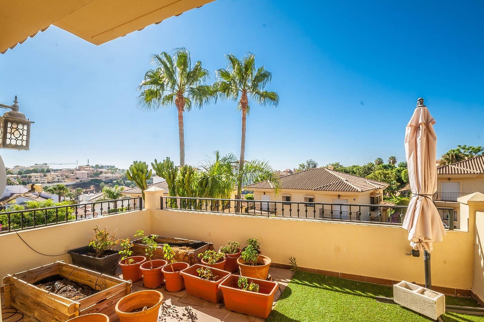 4 soveværelse Byhus til salg i Riviera del Sol med swimmingpool garage - € 549.000 (Ref: 8555642)