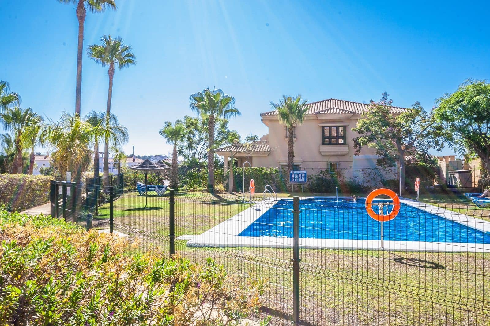 4 soveværelse Byhus til salg i Riviera del Sol med swimmingpool garage - € 549.000 (Ref: 8555642)