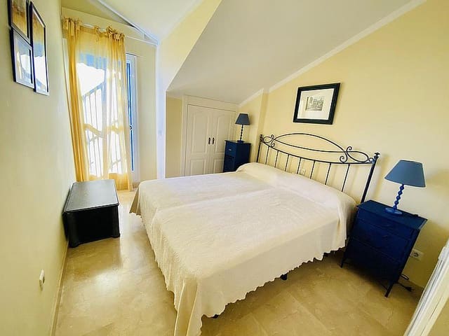 2 soveværelse Penthouse til salg i Elviria, Marbella med swimmingpool garage - € 649.000 (Ref: 8562946)