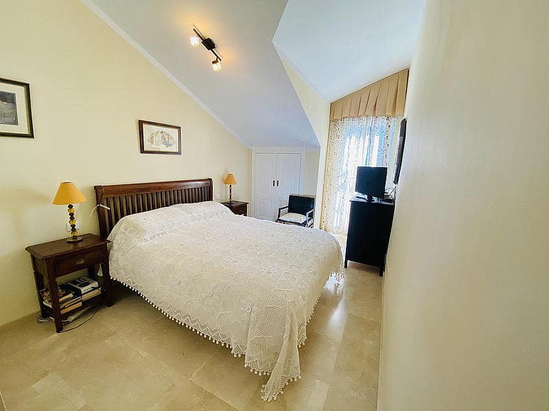 2 soveværelse Penthouse til salg i Elviria med swimmingpool garage - € 649.000 (Ref: 8562946)