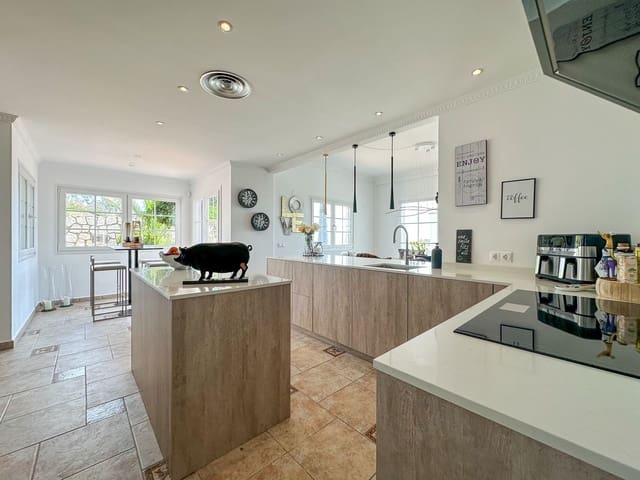 4 soverom Villa til salgs i La Cala de Mijas, Mijas med svømmebasseng garasje - € 1 425 000 (Ref: 8569097)