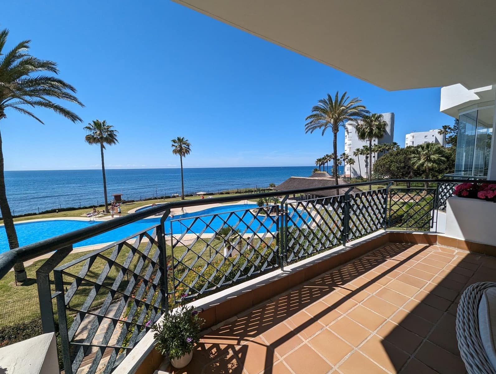 2 soveværelse Strandlejlighed til salg i Calahonda med swimmingpool garage - € 610.000 (Ref: 8598672)