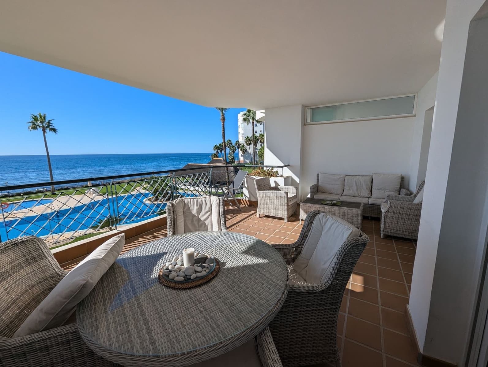 2 soveværelse Strandlejlighed til salg i Calahonda med swimmingpool garage - € 610.000 (Ref: 8598672)