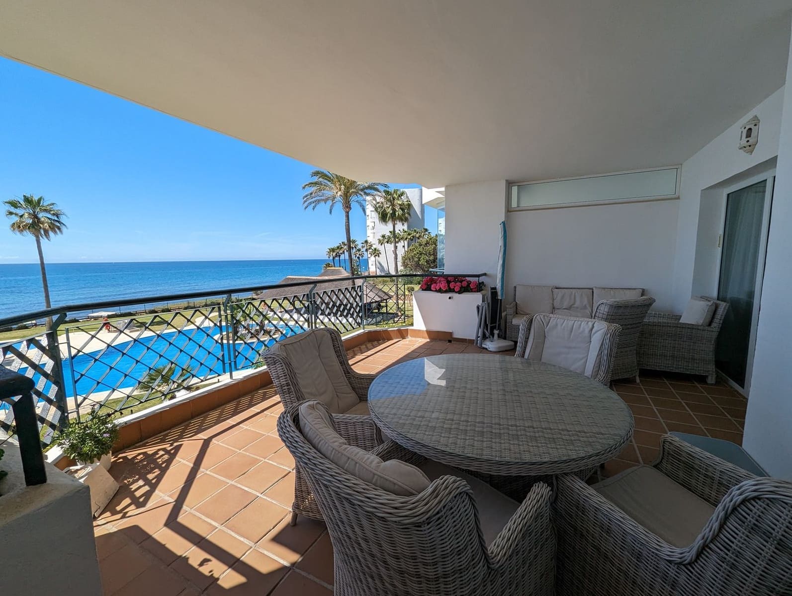 2 soveværelse Strandlejlighed til salg i Calahonda med swimmingpool garage - € 610.000 (Ref: 8598672)