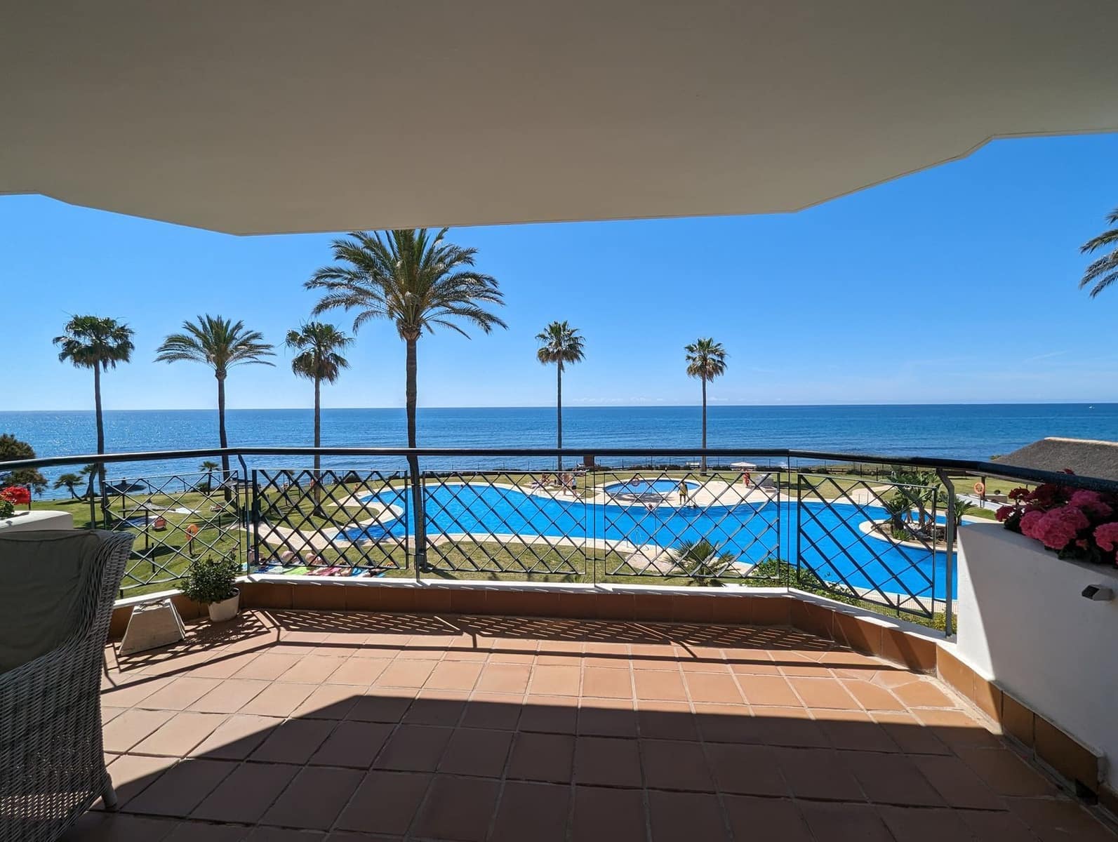 2 soveværelse Strandlejlighed til salg i Calahonda med swimmingpool garage - € 610.000 (Ref: 8598672)